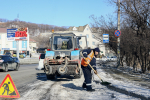 Коммунальные службы расчищают тротуары в городе