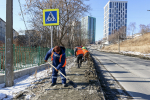 Коммунальные службы расчищают тротуары в городе