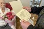 Строительница Находки Мария Ивановна Дьяченко принимает поздравления с 97-летием